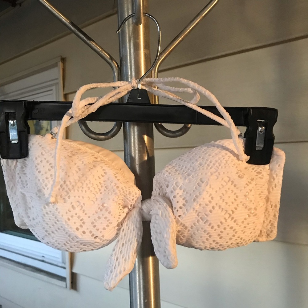 VICTORIA’S SECRET White Bikini Top